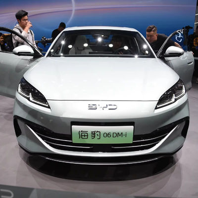 BYD Seal 06 DMI Gas/Benzine Hybrid Mid-size Sedan met multifunctionele stuurwiel